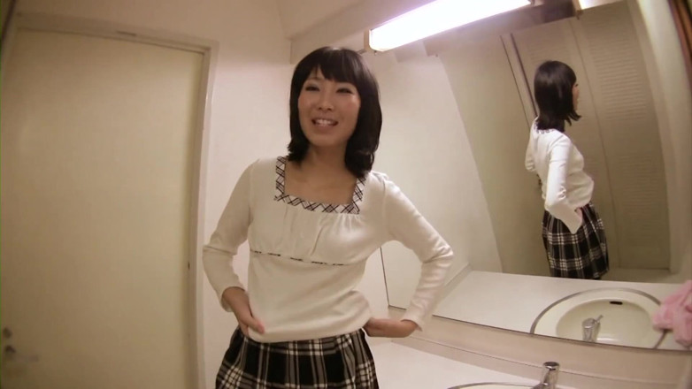 Asian Mature Climax: Liten tuttad asiatisk brunett dränerar kuk i badrummet