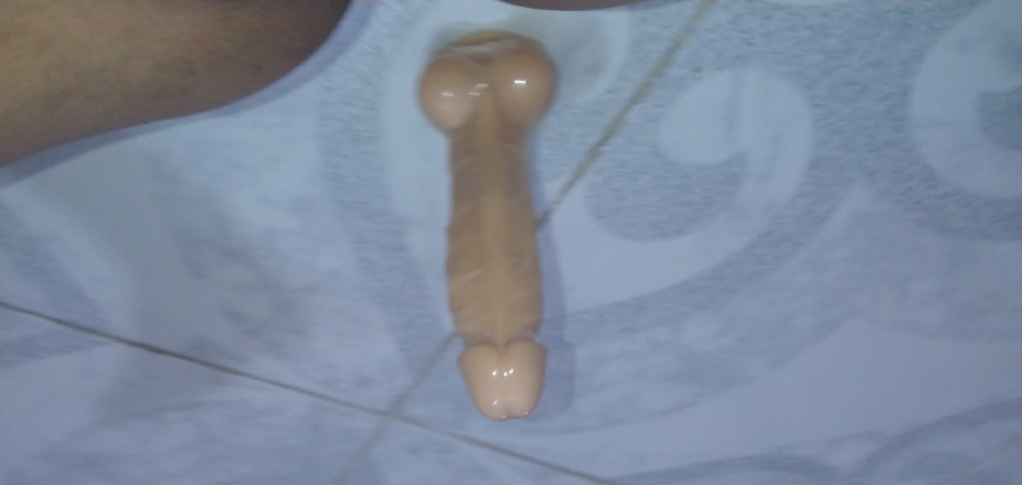 AngyAmazon: Den dildo auf dem boden reiten