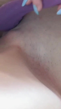 Sexy blonďatá holka má sex na své malé a roztomilé kundičce