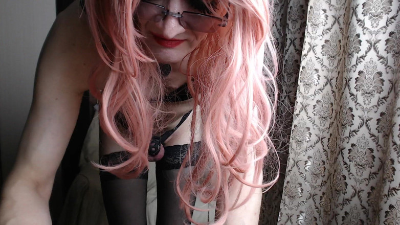 violet_bisex: 一个变性人，一个穿着女仆礼服的放荡女孩，在网络摄像头上记录自己