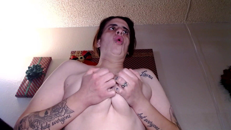 Abby Anna: Topless extreme burps spuiten