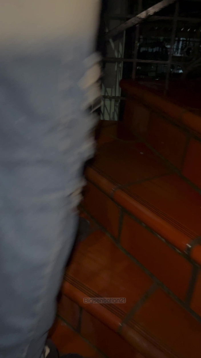 Bigsensation21: Orang asing masuk ke rumahku dan aku dientot habis-habisan