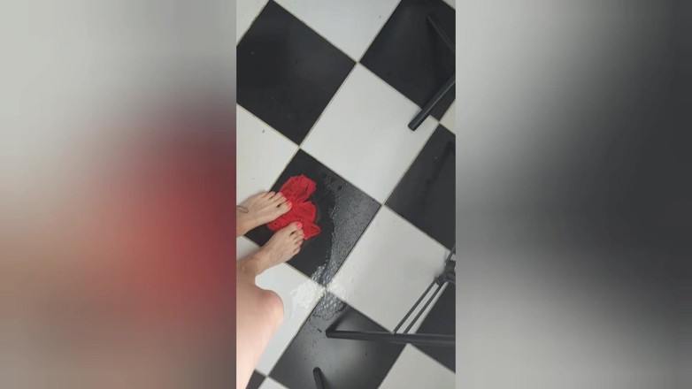 GinnaGg: Mokre majtki na usta, owłosione, za kulisami