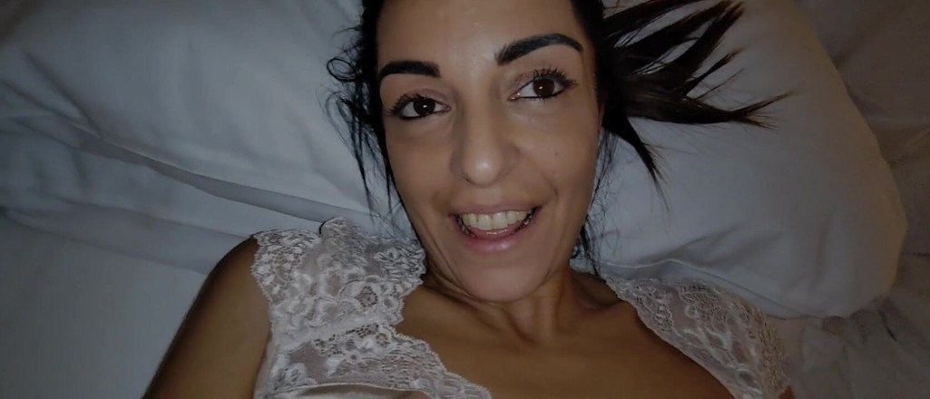Ferrero anal experience: Istri nakal ini dientot sama temannya diam-diam di kamar hotel...
