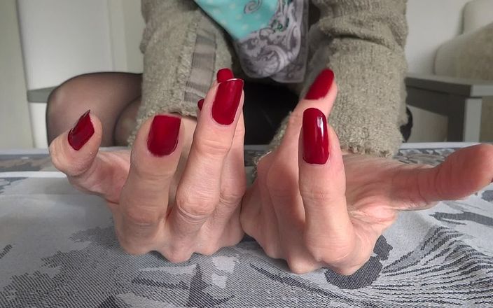Lady Victoria Valente: Довгі і темно-червоні нігті