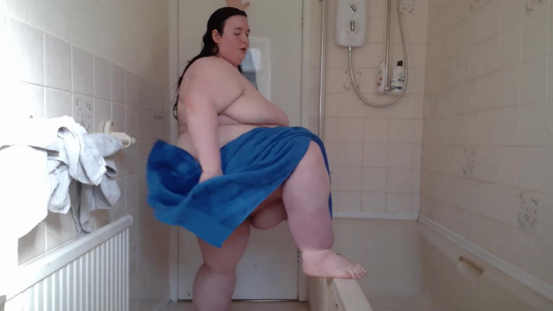 SSBBWLadyBrads: Une BBW SSBBW sèche son corps après la douche