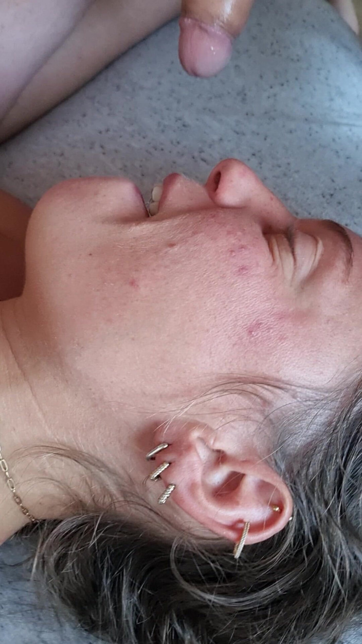 SFHarcerska: Hluboké šukání do krku na hraně postele kouření