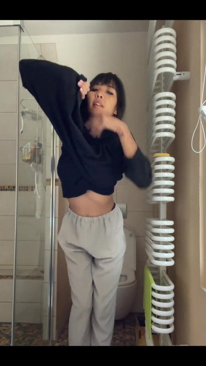 DaringKiara: Uită-te cum mă dezbrac