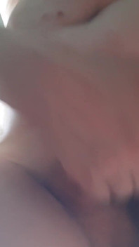 MILF berbulu dengan pepek montel dan kelentit besar melancap dan melancap, orgasme dan orgasme