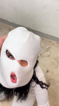รุ่นแม่น่าเย็ดสวมหน้ากากในการบําเรอ Balaclava และดูดควยหนา