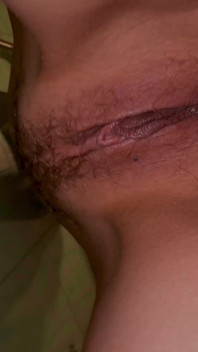 Gigi güzel (18 yeras yaşlı) genç vücuduyla banyoda sakinleşmene yardım ediyor