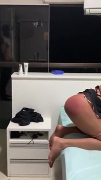 Le leccava il sedere e faceva pipì per bere