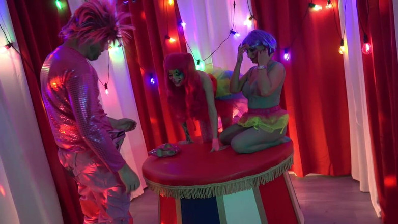 Cock Crazed Clowns: Eva may incontra i pagliacci rosa