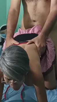 나는 발정난 창녀입니다. 새아빠의 배다른 여동생 남편을 따먹어 100% 스페인 포르노.