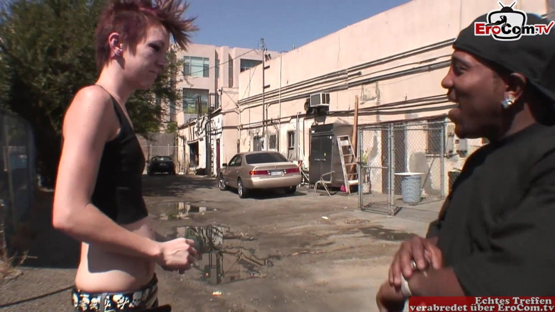 EroCom: Une punk mince à petits seins aime la grosse bite noire