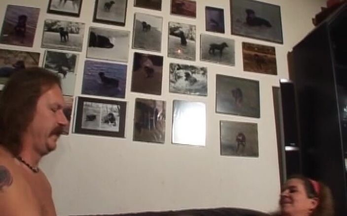 Hardcore German Club: 阴户穿孔的德国荡妇在试镜时被干