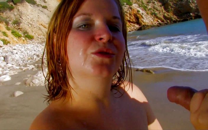 Big Tits World: 大きなおっぱいを持つフランスのぽっちゃり女性に乗って、ビーチでハードコック