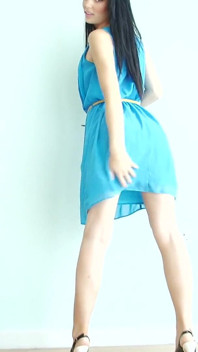 Sexy schätzchen mit blauem kleid, das ihren körper überall berührt