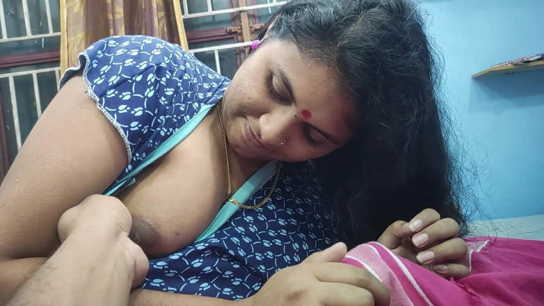 Vaishnavysharunraj: malyaali sauteli mammi hot land chusaee aur sautele bete ke...