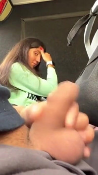 Cizí dívka si honí a sála mého ptáka v autobuse plném lidí