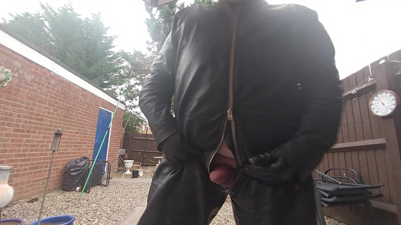 Leatherman63: Wanking Outside