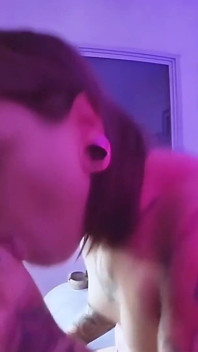 Trans-mädchen emma ink lutscht den schwanz eines fremden in ihrem zimmer