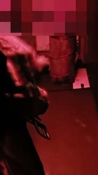 ยิงน้ําเงี่ยนอย่างหนักหลังจากล่องเรือในห้องมืด