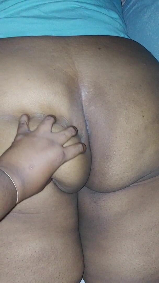 SSBBWQT: Une BBW noire trémousse son gros cul