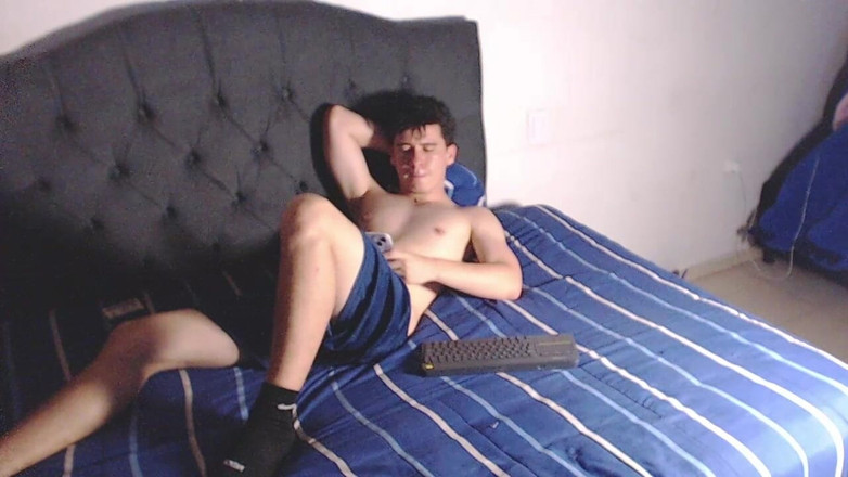 Icyhot707: Tiro il mio cazzo sul letto