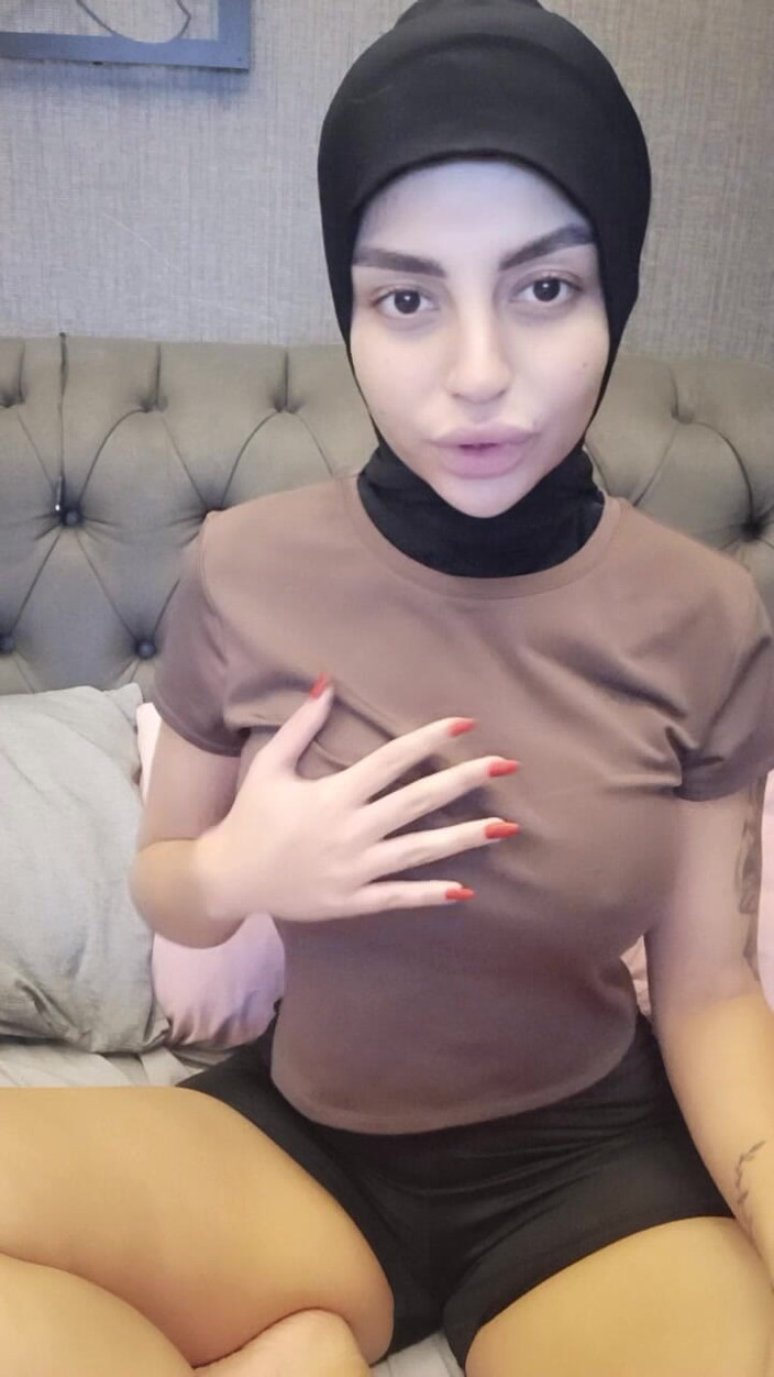 Esmer Tarcin: แฟนตาซีเพื่อนบ้านแต่งงานพร้อมผ้าคลุมศีรษะ (Hüseyin)