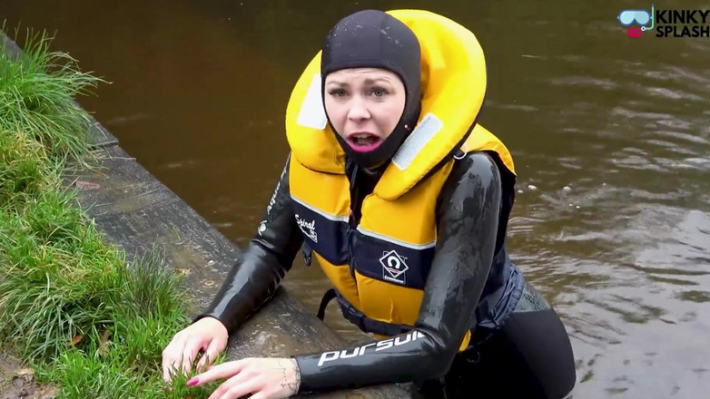 UKCuteGirl: Lifejacket ve cosy wetsuit Lucy'yi nehir felaketinden kurtarıyor