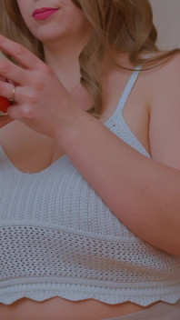 Tante semok yang lagi sange ini lagi asik muasin memeknya pakai dildo di atas meja sampai lubangnya menganga lebar - mendekat!
