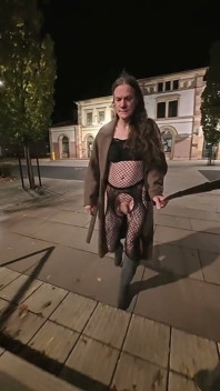 Nus à la gare et en ville