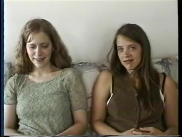 A Lesbian World: Une brune se fait goûter sa chatte super poilue par...