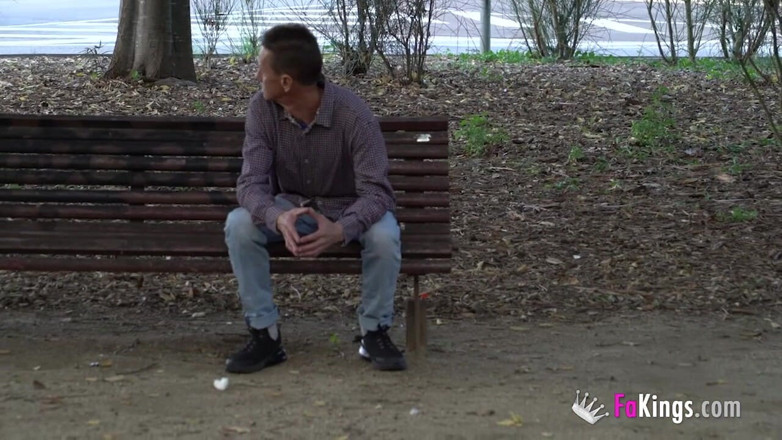 FAKings: 她想要的越来越多！Valeria通过干她的第一个老人来顶上自己