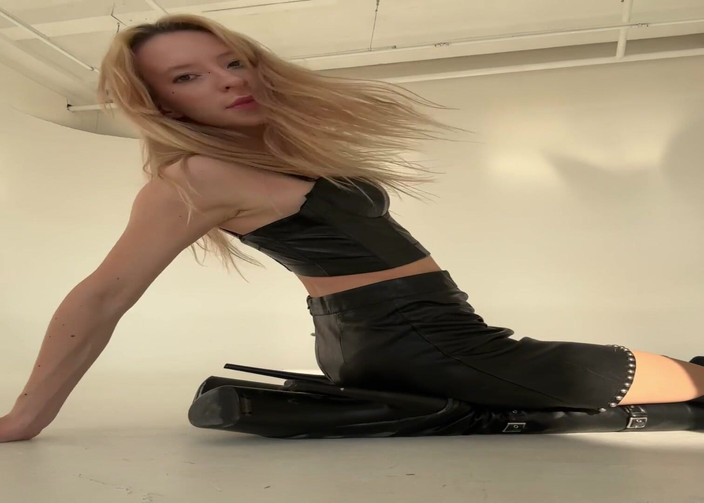 Skinny_lady69: 迷人的大腿皮衣