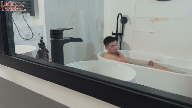Latin Twinks: Un altro giro i: Teo fox interrompe la vasca calda...