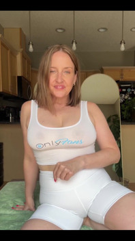 Bodysuit putih atau seluar pendek yoga putih?
