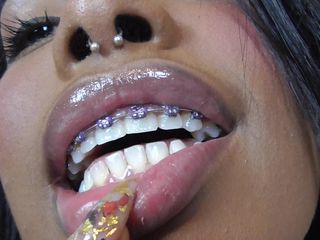 Solo Austria: Siyah kız diş teli fetişi!
