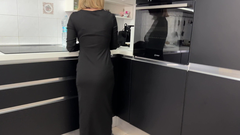 Tommy e Annika: Blond nimfomanka nie ma napiwku, który mogłaby dać kurierowi, który...