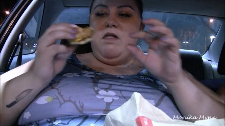 BBW Pleasures: SSBBW mangia in auto punto di vista