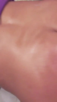 シリコンおっぱいを持つ温泉は金髪熟女が彼女のお尻に油をさし、彼女をうまくファックすることができます