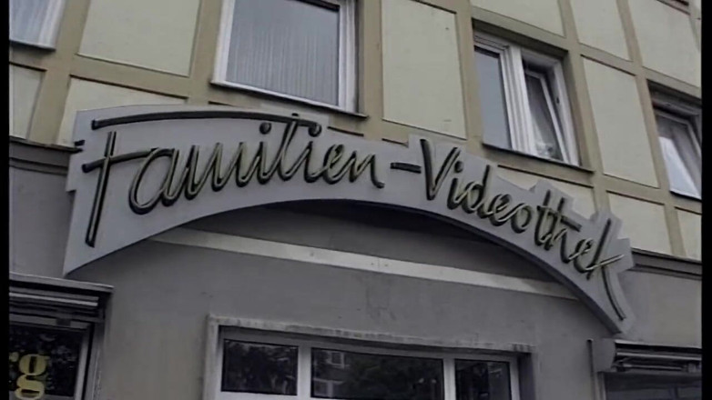 VintageXMovies: Sarışın video dükkanında üç adam tarafından sikiliyor ve sakso çekiyor