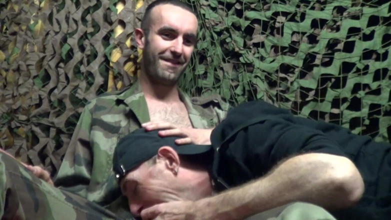 Straight fucking boy in uniform: 흑인 대물 자지 따먹기