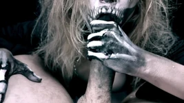 İskelet kız yarak emiyor. Korku Cadılar Bayramı