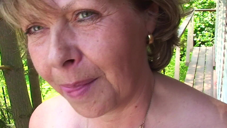 All Those Girlfriends: Mamă sexy Donnamarie își tachinează soțul pe cameră