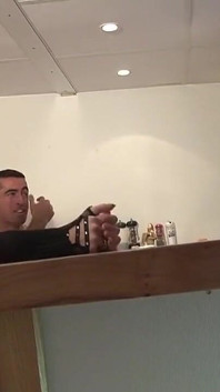 Puttana volgare si prende un pugno scopando nel culo