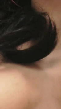 Une jeune brune aime le facesitting intense et le doigtage