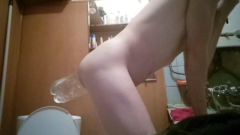 IncredibleGuy: Tatlı genç götümde büyük şişe ve anal sarkma