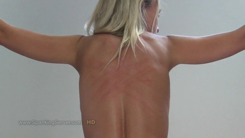 Spanking Server: Lea biciuește spatele gol